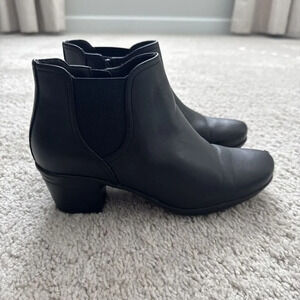 Clarks Womens Size 8 M Black Leather Zip Ankle Fashion Boots Bootie